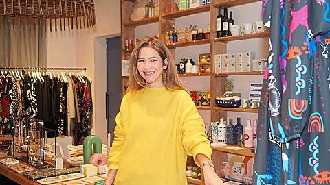 Katrin Tewes im Lemoni. Sie hat vor allem viele Produkte aus Griechenland. Doch nichts verkauft sich zur Zeit so gut wie der Kaschmir-Schal.