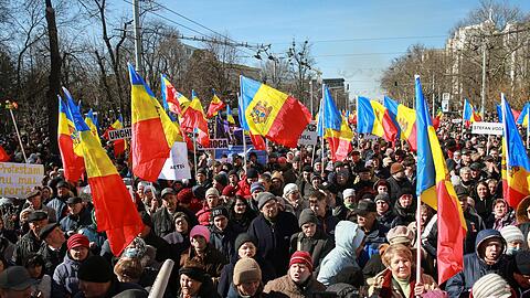 Bei einer Demonstration gegen die Regierung in Chișinău schwenken Menschen moldauische Flaggen.
