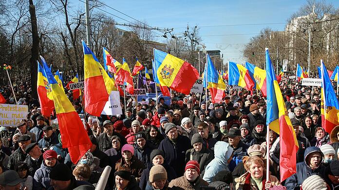 Bei einer Demonstration gegen die Regierung in Chișinău schwenken Menschen moldauische Flaggen.