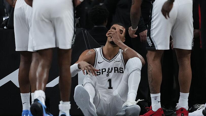 Victor Wembanyama verletzte sich im zweiten Viertel.