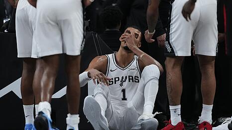 Victor Wembanyama verletzte sich im zweiten Viertel.