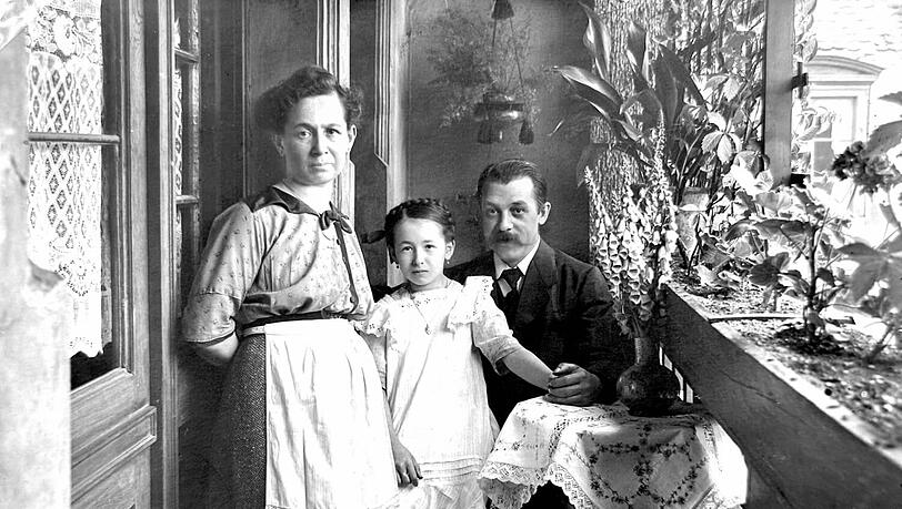 Die Familie Paroubek. (v.l.) Anna Paroubek, Tochter Emilie und Ehemann Anton. Emilie &uuml;berlebte die NS-Zeit. Anton starb bereits 1932 an einer Krankheit, vor der Macht&uuml;bernahme der NSDAP.