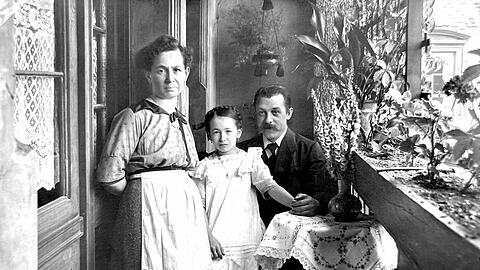 Die Familie Paroubek. (v.l.) Anna Paroubek, Tochter Emilie und Ehemann Anton. Emilie &uuml;berlebte die NS-Zeit. Anton starb bereits 1932 an einer Krankheit, vor der Macht&uuml;bernahme der NSDAP.