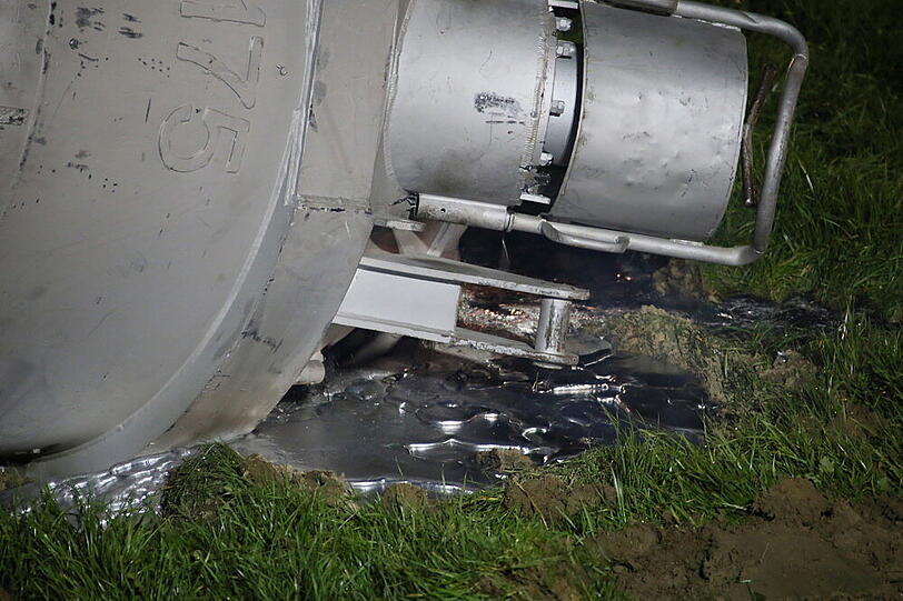 Irre Bilder aus dem Landkreis Mühldorf: Ein Lkw, der 800 Grad heißes Aluminium geladen hatte, ist umgekippt. Das flüssige Metall ist teilweise ausgelaufen. Die Fotos vom Unfallort.