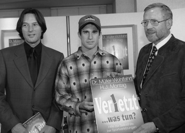 1996 veröffentlichte der Kult-Doc sein Buch "Verletzt &hellip;was tun? Hilfe zur Selbsthilfe bei Sportverletzungen". Bei der Präsenation war auch ein Spieler mit dabei, der (leider) oft beim Doc vor Ort war: Mehmet Scholl