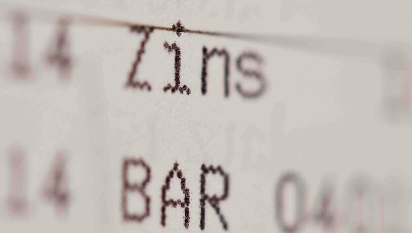 "Das gefühlt ewige Zinstief lässt die Ertragsbasis der Institute langsam aber sicher erodieren", warnt Hufeld, Präsident der Bundesanstalt für Finanzdienstleistungsaufsicht. Foto: Daniel Karmann/Symbolbild "Das gefühlt ewige Zinstief lässt die Ertragsbasis der Institute langsam aber sicher erodieren", warnt Hufeld, Präsident der Bundesanstalt für Finanzdienstleistungsaufsicht. Foto: Daniel Karmann/Symbolbild