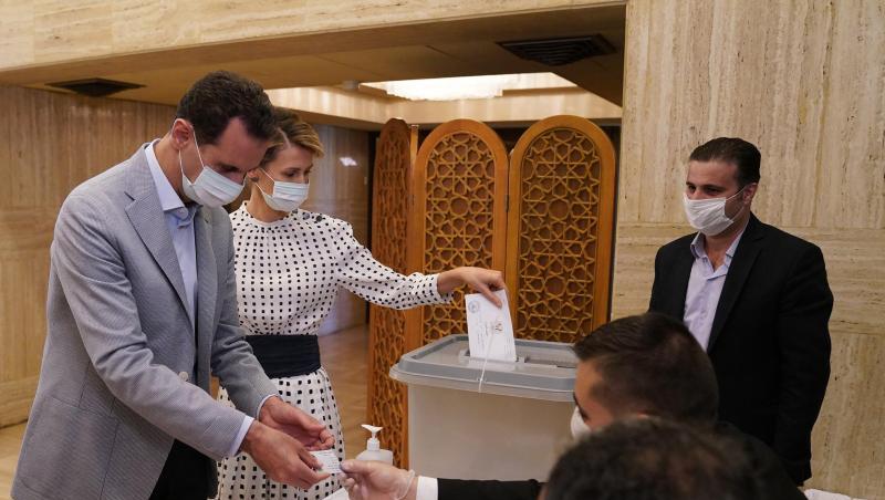Baschar al-Assad, Präsident von Syrien, und seine Ehefrau Asma al-Assad, geben ihre Stimmzettel für die Parlamentswahlen in einem Wahllokal ab.