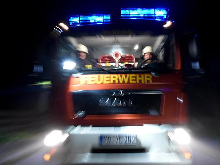 Ein Löschfahrzeug fährt mit Blaulicht über eine Straße. Foto: Carsten Rehder/dpa/Symbolbild