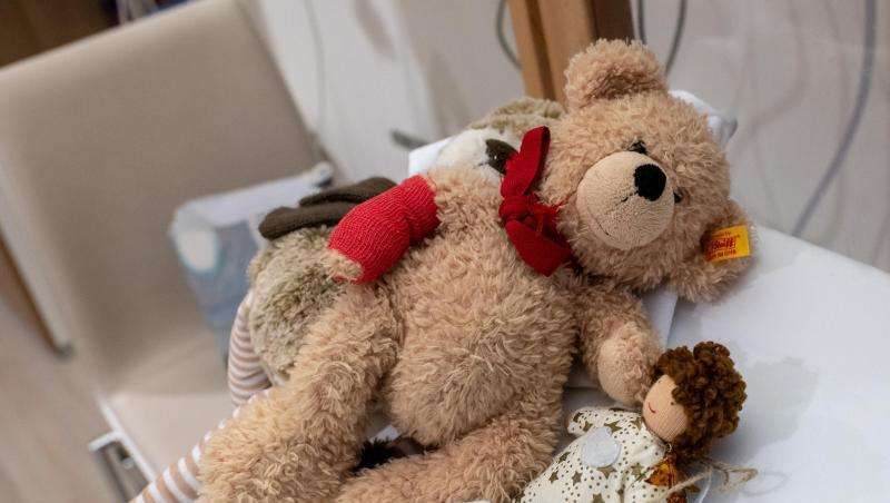 Puppen und Teddybären liegen auf einem Bett eines Patientenzimmer. Foto: Peter Kneffel/Archiv Puppen und Teddybären liegen auf einem Bett eines Patientenzimmer. Foto: Peter Kneffel/Archiv