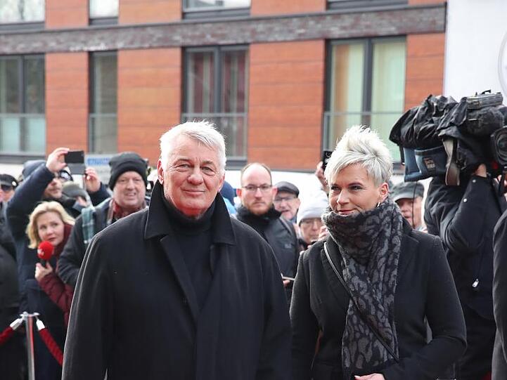 Heinz Hoenig, der mit seiner Frau Annika zur Trauerfeier kommt, hat mit Jan Fedder zusammen in "Das Boot" gespielt.