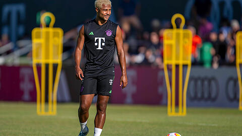 Oh la la! Serge Gnabry glänzt beim Trainingslager am Tegernsee nicht nur mit dem ein oder anderem schönen Torschuss. Auch seine blondgefärbten Haare sorgen für Aufmerksamkeit!