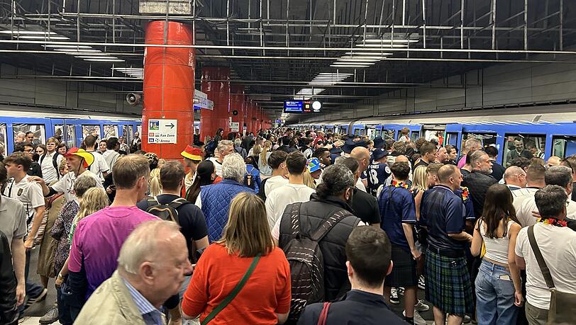 Der Odeonsplatz ist wie so viele U-Bahn-Stationen am Freitag zum EM-Auftaktspiel überlaufen. Foto: Schilling
