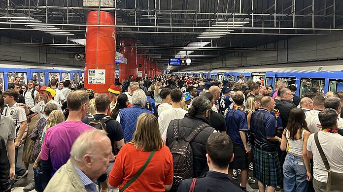 Der Odeonsplatz ist wie so viele U-Bahn-Stationen am Freitag zum EM-Auftaktspiel überlaufen. Foto: Schilling