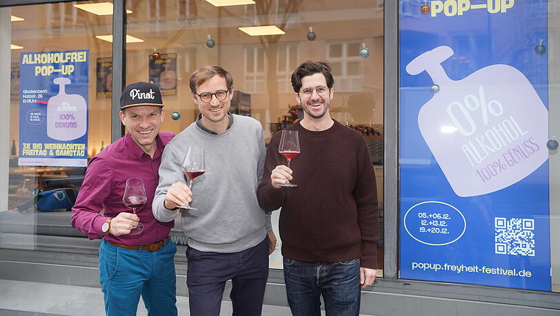 V.l.: Alex Gottschalk, Moritz Zyrewitz und Chris Hiery vor ihrem alkoholfreien Pop-up in der Holzstraße im Glockenbachviertel. Hier kann man sich informieren, probieren und natürlich kaufen.