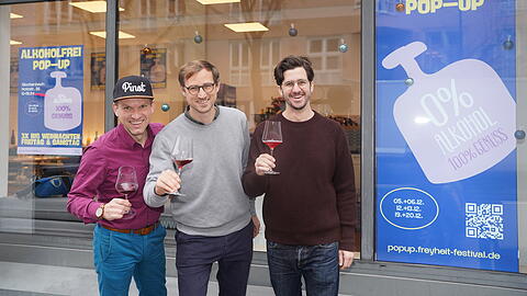 V.l.: Alex Gottschalk, Moritz Zyrewitz und Chris Hiery vor ihrem alkoholfreien Pop-up in der Holzstraße im Glockenbachviertel. Hier kann man sich informieren, probieren und natürlich kaufen.
