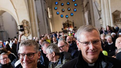 M&uuml;nsters Oberb&uuml;rgermeister Tilmann Fuchs (Gr&uuml;ne) war unter den Besuchern im Dom und begr&uuml;&szlig;te den gerade ernannten Bischof.