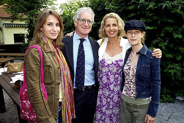 Mit ihrem ersten Ehemann Dr. Jack Schiffer bekam Michaela May die T&ouml;chter Alexandra (li.) und Lilian (re.). 2004 erfolgte die Trennung.