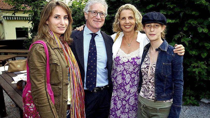 Mit ihrem ersten Ehemann Dr. Jack Schiffer bekam Michaela May die Töchter Alexandra (li.) und Lilian (re.). 2004 erfolgte die Trennung. Mit ihrem ersten Ehemann Dr. Jack Schiffer bekam Michaela May die Töchter Alexandra (li.) und Lilian (re.). 2004 erfolgte die Trennung.
