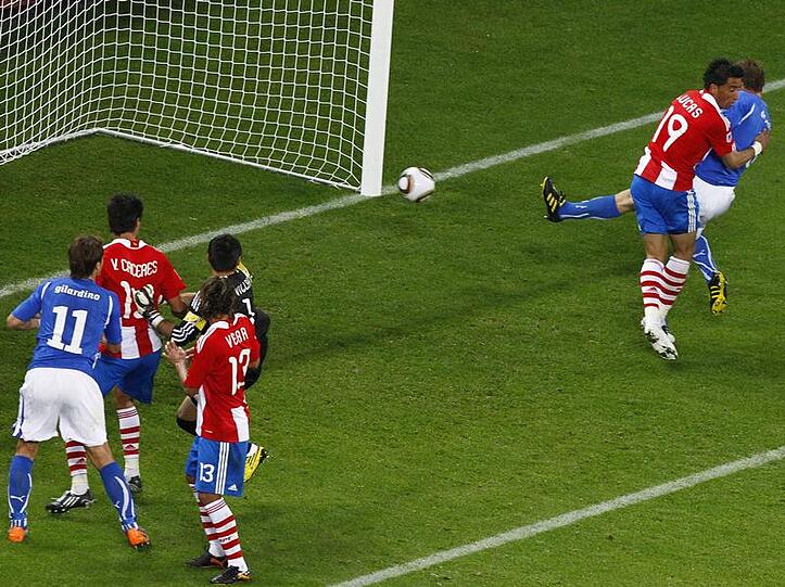 Italiens Daniele de Rossi (r) staubt nach einem Torwartfehler zum 1:1 ab.