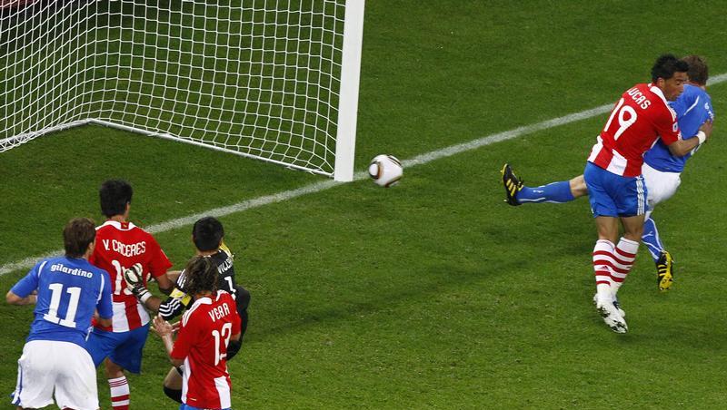 Italiens Daniele de Rossi (r) staubt nach einem Torwartfehler zum 1:1 ab. Italiens Daniele de Rossi (r) staubt nach einem Torwartfehler zum 1:1 ab.