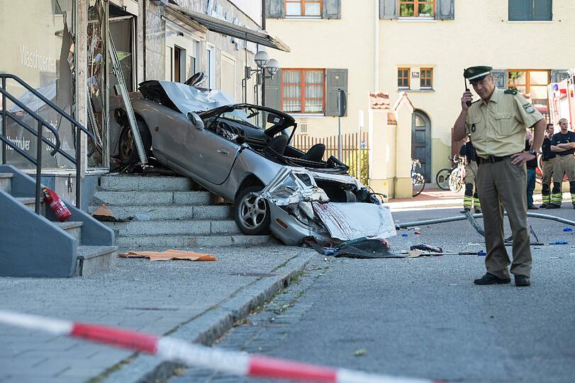 Vollig demoliert landete ein Cabrio im Schaufenster einer Wäscherei. Bei der Verfolgungsjagd sind drei menschen verletzt und ein kleines Mädchen getötet worden.