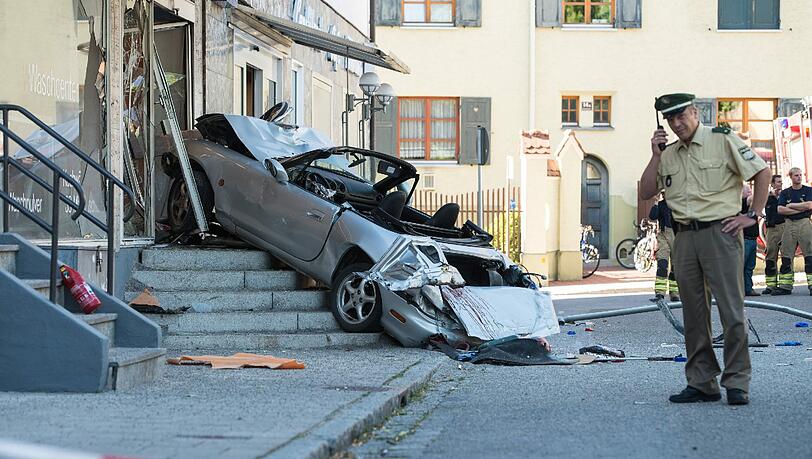 Vollig demoliert landete ein Cabrio im Schaufenster einer Wäscherei. Bei der Verfolgungsjagd sind drei menschen verletzt und ein kleines Mädchen getötet worden. Vollig demoliert landete ein Cabrio im Schaufenster einer Wäscherei. Bei der Verfolgungsjagd sind drei menschen verletzt und ein kleines Mädchen getötet worden.