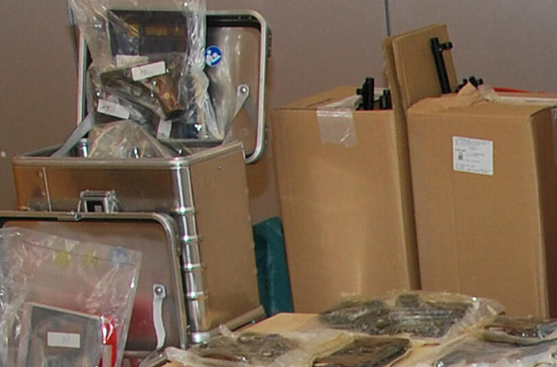 Angst vor einem neuen Weltkrieg: Ein 59-Jähriger hat Maschinenpistolen, Gewehre und Sprengstoff in einem selbstgebauten Bunker gehortet.