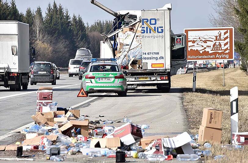Es dauerte einige Zeit, bis Polizei und Feuerwehr die Lebensmittel von der Fahrbahn geräumt hatten.