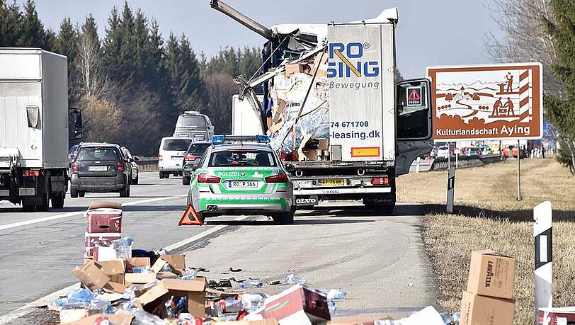 Es dauerte einige Zeit, bis Polizei und Feuerwehr die Lebensmittel von der Fahrbahn geräumt hatten. Es dauerte einige Zeit, bis Polizei und Feuerwehr die Lebensmittel von der Fahrbahn geräumt hatten.