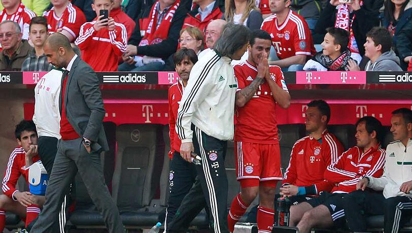Doktor Hans-Wilhelm Müller-Wohlfahrt kümmert sich um Thiago, Trainer Pep Guardiola (l.) wendet sich ab. Doktor Hans-Wilhelm Müller-Wohlfahrt kümmert sich um Thiago, Trainer Pep Guardiola (l.) wendet sich ab.