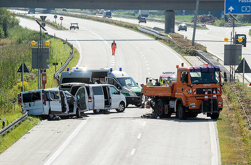 Bei dem Unfall auf der A3 sind am Freitag zwei Menschen getötet worden, fünf weitere wurden schwer verletzt.