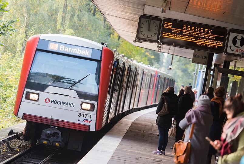 Ein elfjähriger wurde von seiner Mutter in einem Hamburger U-Bahnhof direkt vor den einfahrenden Zug gestoßen und schlimm verletzt.