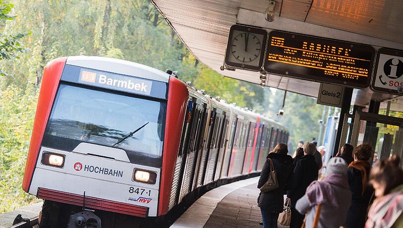 Ein elfjähriger wurde von seiner Mutter in einem Hamburger U-Bahnhof direkt vor den einfahrenden Zug gestoßen und schlimm verletzt. Ein elfjähriger wurde von seiner Mutter in einem Hamburger U-Bahnhof direkt vor den einfahrenden Zug gestoßen und schlimm verletzt.
