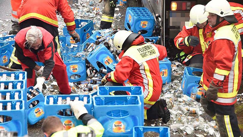 Die Einsatzkräfte der Feuerwehr waren rund eineinhalb Stunden mit Aufräumarbeiten beschäftigt. Der Lkw verlor rund 130 Kästen mit insgesamt 2600 Spezi-Flaschen.