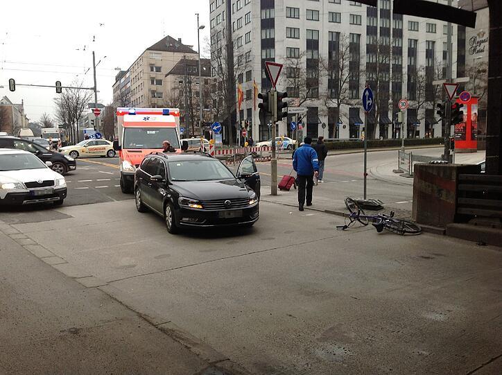 Ein Einsatzfahrzeug der Polizei und ein Krankenwagen verengten die Kreuzung zusätzlich.