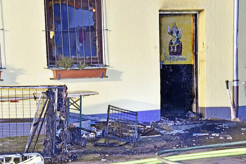 Während der Weihnachtsfeier des FC Teutonia München brach im Vereinsheim Feuer aus. Die Bilder.