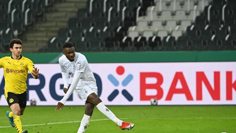 Marcus Thuram (r) erzielt einen Treffer für Gladbach, der nicht anerkannt wird: Abseits. Marcus Thuram (r) erzielt einen Treffer für Gladbach, der nicht anerkannt wird: Abseits.