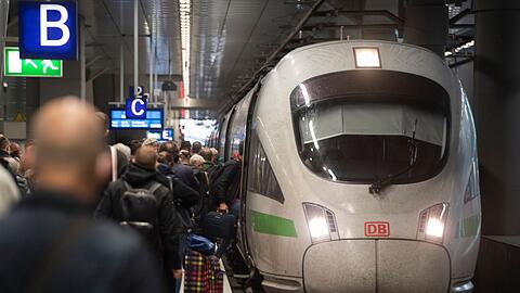 Unzählige Reisende sind am Samstag den norddeutschen Bahnhöfen gestrandet, weil der komplette Fernverkehr und teils auch der Regionalverkehr in weiten Teilen zum Erliegen gekommen ist.