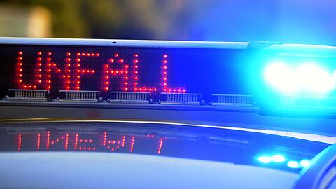 Der Fahrer blieb unverletzt, die 16-Jährige erlitt leichte Blessuren, die Sanitäter ambulant versorgten. (Symbolbild)