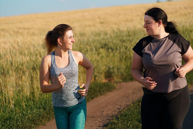 Damit Sie beim Abnehmen und Training am Ball bleiben, raten Fachleute, Gleichgesinnte zu finden und gemeinsame Ziele zu setzen. So motiviert man sich gegenseitig zum Durchhalten und lässt sich von fremden Erfolgen inspirieren. Frei nach dem Motto: Zusammen geht es leichter. Damit Sie beim Abnehmen und Training am Ball bleiben, raten Fachleute, Gleichgesinnte zu finden und gemeinsame Ziele zu setzen. So motiviert man sich gegenseitig zum Durchhalten und lässt sich von fremden Erfolgen inspirieren. Frei nach dem Motto: Zusammen geht es leichter.