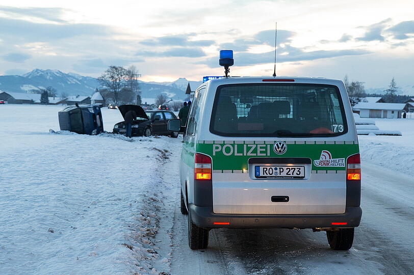 Unfall bei Teisendorf: Eine Frau gerät mit dem Auto ins Schleudern, da rauscht auch schon das nächste Fahrzeug an und touchiert die 43-Jährige