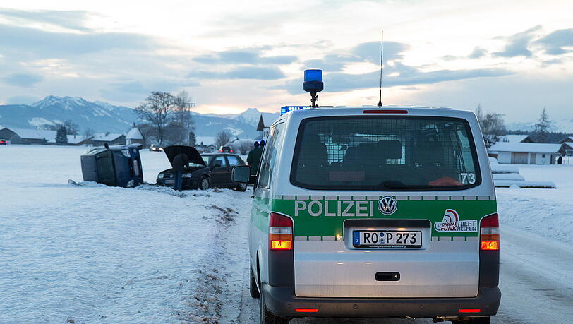 Unfall bei Teisendorf: Eine Frau gerät mit dem Auto ins Schleudern, da rauscht auch schon das nächste Fahrzeug an und touchiert die 43-Jährige Unfall bei Teisendorf: Eine Frau gerät mit dem Auto ins Schleudern, da rauscht auch schon das nächste Fahrzeug an und touchiert die 43-Jährige