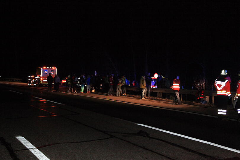 Ein Reisebus aus den Niederlanden steht auf der A8 in Richtung München in Flammen. Die Bilder vom Feuerwehreinsatz.