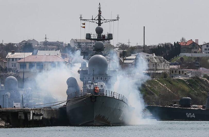 Ein Salutschuss der russischen Schwarzmeerflotte vor dem Besuch des russischen Premiers Medwedew in Sewastopol.