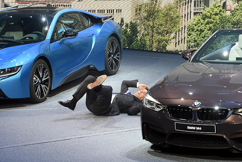 Schock bei der IAA Frankfurt: BMW-Chef Harald Krüger bricht mitten während seiner Rede zusammen.