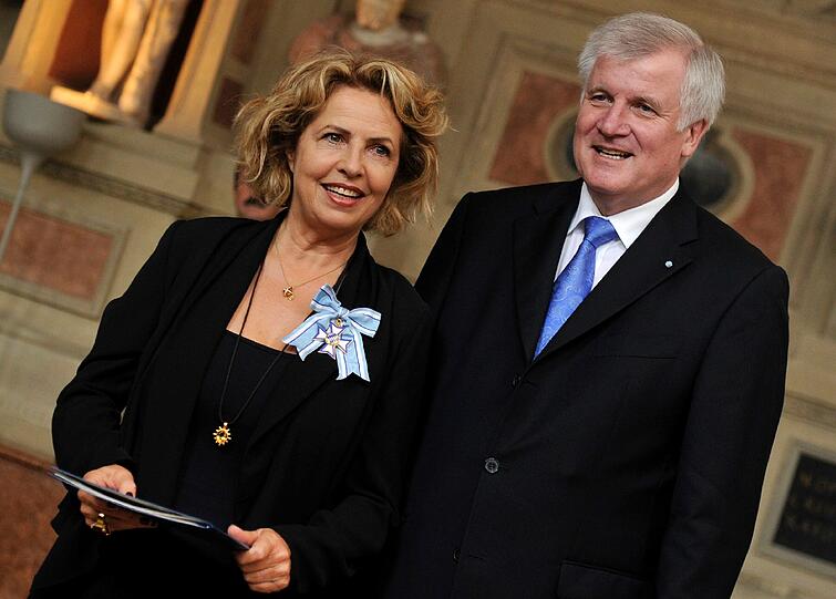 Ministerpräsident Horst Seehofer (CSU) überreicht im Antiquarium der Residenz München der Schauspielerin Michaela May als einer von 56 Preisträgern den Bayerischen Verdienstorden.