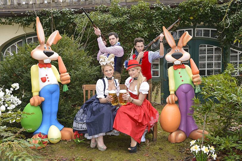 Die hübschen Münchner Zwillinge Valentina und Cheyenne Pahde mit den "Wilderern" Julian (li.) und Patrick (re.)