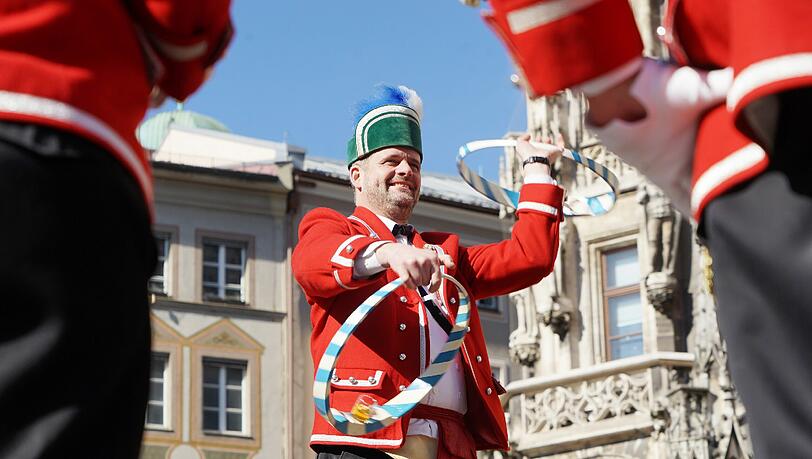 Laube, Kreuz, Schlange und Krone - das sind nur einige der Formationen, die die Schäffler auf Lager haben. Hier die Bilder vom traditionellen Tanz am Marienplatz vor Oberbürgermeister Dieter Reiter und später am Wittelsbacherplatz. Laube, Kreuz, Schlange und Krone - das sind nur einige der Formationen, die die Schäffler auf Lager haben. Hier die Bilder vom traditionellen Tanz am Marienplatz vor Oberbürgermeister Dieter Reiter und später am Wittelsbacherplatz.