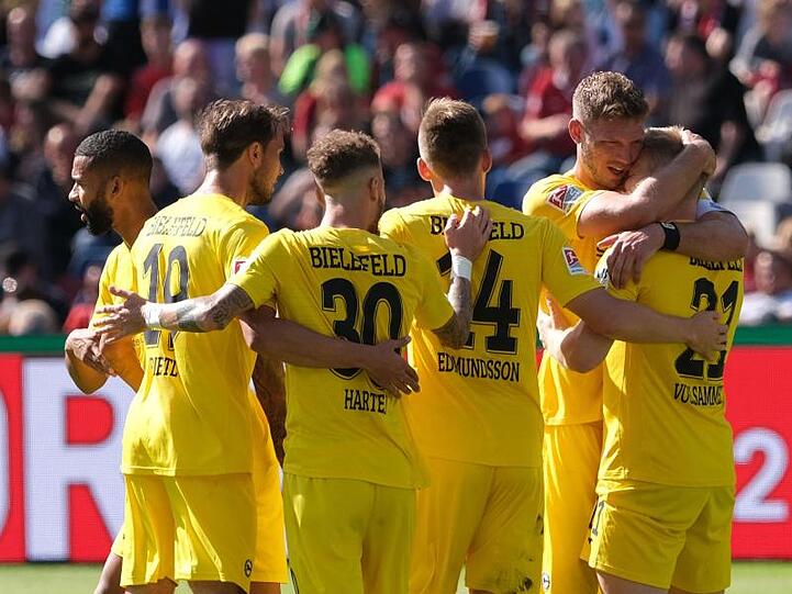Bielefelds Andreas Voglsammer (r) bejubelt sein Tor zum 2:0 im Spiel gegen Hannover 96.