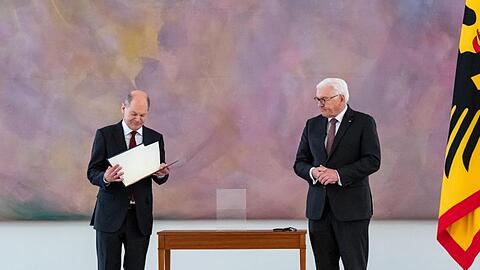 Erhält vom Bundespräsident Frank-Walter Steinmeier die Ernennungsurkunde: Bundeskanzler Olaf Scholz.